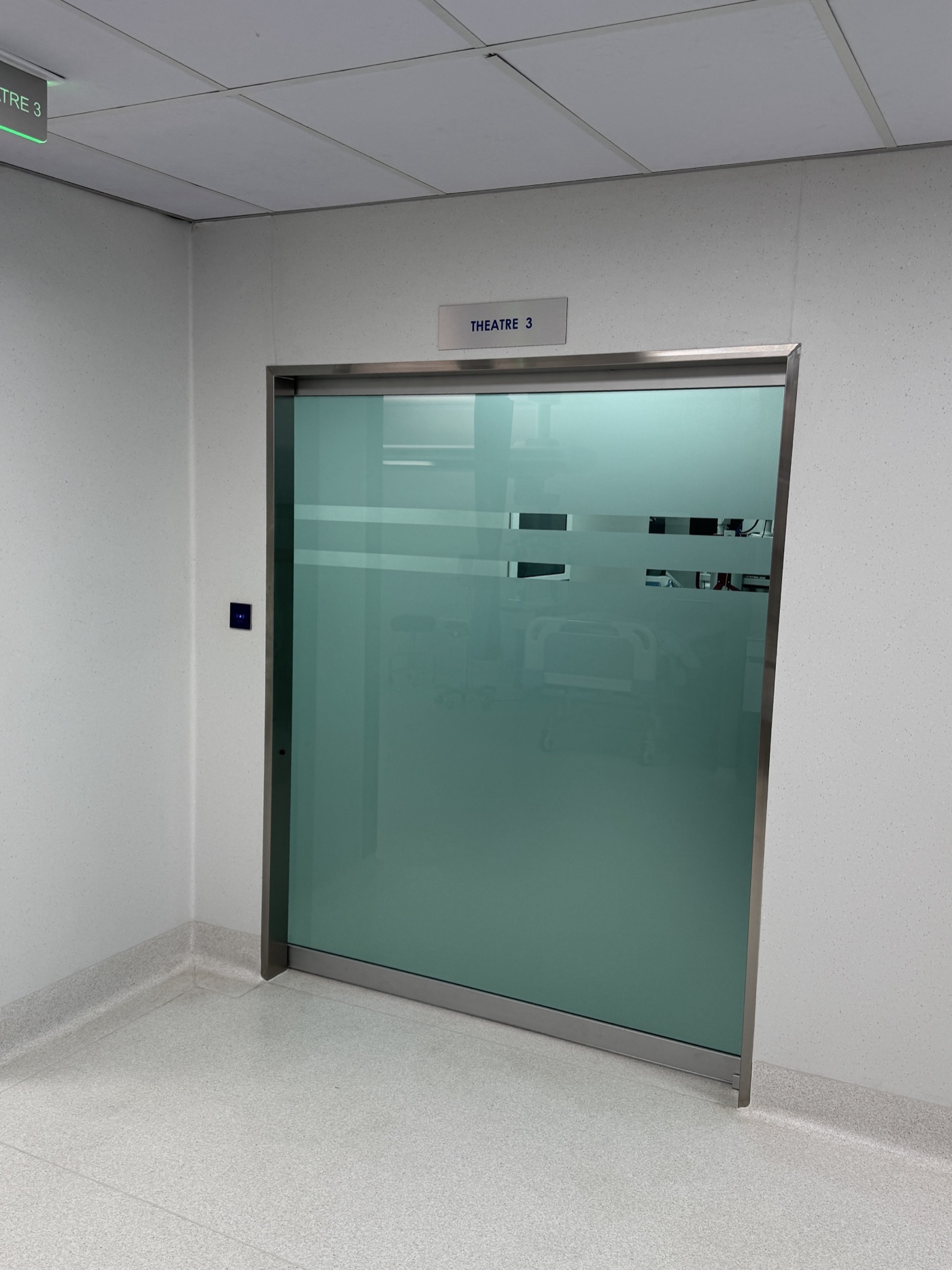 Automatic hermetic sliding door at a hospital operating theatre — Coetz Glazing